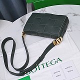 大人気!!新色ボッテガヴェネタ 偽物 カセット クロスボディバッグ bol03900