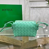 ボッテガヴェネタ 偽物 ミニ ループ カメラバッグ bok75370