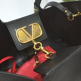 目を惹くカラー ヴァレンティノ トートバッグ コピー ガラヴァーニ Vロゴ エスケープ ミディアム バッグ Vur97344