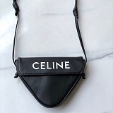 世界中で大人気♪ セリーヌ ショルダーバッグ 偽物 トライアングルバッグ ロゴ トリオンフ Cel67814