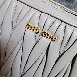 超希少！ミュウミュウ マトラッセ 偽物 レザー クロスボディバッグ mys23603