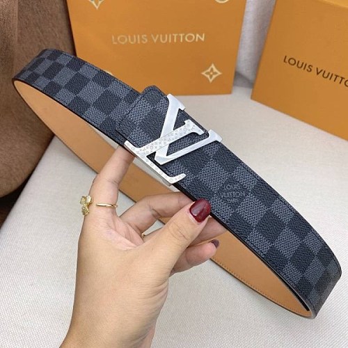 可愛いルイヴィトン サンチュール・LVイニシャル コピー 40MM リバーシブル ベルト vui94540