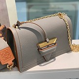関税なし ロエベ ショルダーバッグ 偽物 ソフトカーフ 三角バックル バルセロナバッグ カーキ loq82008
