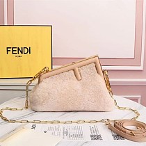 【日本未発売】フェンディ コピー ファースト スモール シープスキンバッグ fek00335