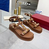 《大人気》ヴァレンティノ フラットフォーム ローマンスタッズ サンダル 偽物 40MM Vup47235