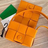 お洒落で可愛いボッテガ ヴェネタ キャンディー カセット コピークロスボディミニバッグ bol34389