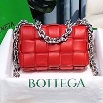 大人気!ボッテガヴェネタ コピー ザチェーン カセット レザー製クロスボディバッグ bot40391 大人気!ボッテガヴェネタ コピー ザチェーン カセット レザー製クロスボディバッグ bot40391