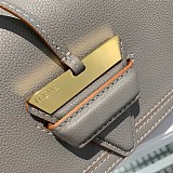 関税なし ロエベ ショルダーバッグ 偽物 ソフトカーフ 三角バックル バルセロナバッグ カーキ loq82008