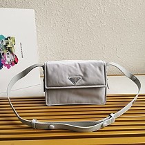 大人気!プラダ☆パッド入りフラップバッグ Re-Nylon ジッパーポケット 偽物 pum58189 大人気!プラダ☆パッド入りフラップバッグ Re-Nylon ジッパーポケット 偽物 pum58189