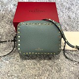 完売必至ヴァレンティノ ショルダーバッグ コピー ハンドバッグ★ロックスタッズ Vuc62450