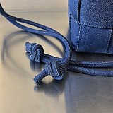 希少 ボッテガ ヴェネタ カセット スモールバケットバッグ 偽物 boq70589