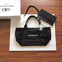 送料込バレンシアガ ネイビーカバ 偽物 S トート ブラック/ブラック 339933AQ38N1000 送料込バレンシアガ ネイビーカバ 偽物 S トート ブラック/ブラック 339933AQ38N1000