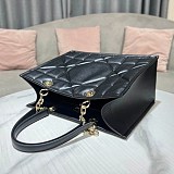 希少 ディオール エッセンシャル 偽物 ミディアムトートバッグ M8721OZVJ_M900