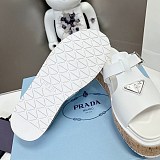 大注目プラダ 偽物 Rubber wedge platform sandals ウェッジサンダル pui03008