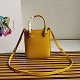 日本未入荷【プラダ】スモール ブラッシュドレザー コピートートバッグ pul09666