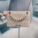 人気No1ミュウミュウ 偽物 キルティングナッパレザーのミニバッグ myw69555