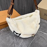 可愛い限定 ルイヴィトンスーパーコピー もこもこ バムバッグ vuv85496