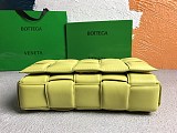 セール新作ボッテガヴェネタ パデッド カセット 偽物 レザー製クロスボディバッグ boc82579