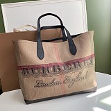 関送込 バーバリー ポケットバッグ 偽物 アウトドア旅行 チェック リバーシブルバッグ Bag40122