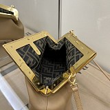 目を惹くカラーフェンディ ファースト コピー レザー バッグ fer55501