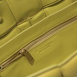 大人気！ボッテガヴェネタ ザチェーン カセット 偽物 レザー製クロスボディバッグ boa02082