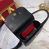 《大人気》ヴァレンティノ ショルダーバッグ コピー Vロゴ SUPERVEE レザー クロスボディバッグ Vuh74053