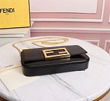 21-22AWフェンディ 偽物 財布内蔵ミニバッグ ポーチ付き ブラックレザー ミニバッグ 8BS032AHM0F0KUR