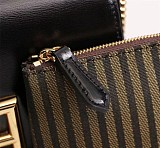 21-22AWフェンディ 偽物 財布内蔵ミニバッグ ポーチ付き ブラックレザー ミニバッグ 8BS032AHM0F0KUR