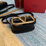 送料込ヴァレンティノ ショルダーバッグ 偽物 Vロゴ SUPERVEE レザー クロスボディバッグ Vuh72748
