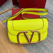 人気急上昇ヴァレンティノ ショルダーバッグ コピー Vロゴ SUPERVEE レザー クロスボディバッグ Vui87488 人気急上昇ヴァレンティノ ショルダーバッグ コピー Vロゴ SUPERVEE レザー クロスボディバッグ Vui87488