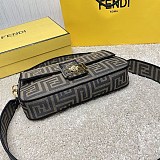 フェンディ ヴェルサーチェ コピーフェンダーチェ コラボ ショルダーバッグ fev95862