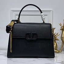 【日本未発売】ヴァレンティノ 偽物 ショルダーバッグ 人気★Vスリング カーフスキン ミニハンドバッグ Vuq88170 【日本未発売】ヴァレンティノ 偽物 ショルダーバッグ 人気★Vスリング カーフスキン ミニハンドバッグ Vuq88170