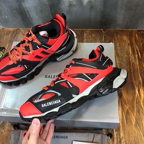 日本未入荷 バレンシアガ スニーカー 偽物 メンズTrack.2トレーナースニーカー baz11373