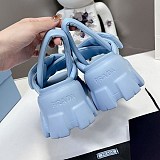 セレブ多数愛用プラダ 偽物 モノリス パデッド ナッパレザーサンダル pum26463