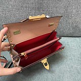 新作 ヴァレンティノ カーフレザー スタッズ バッグ 偽物 Vuj44090