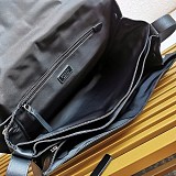 送料込プラダ リナイロン ラージパデッド ショルダーバッグ 偽物 2サイズ 1BD256_RDLN