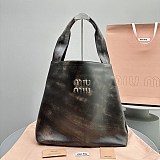 洒落で可愛いミュウミュウ レザー ハンドバッグ コピーブラックmyf79613