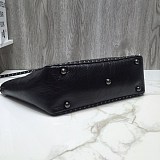 日本未入荷★ヴァレンティノ トートバッグ 偽物★ カーフスキン ミディアム ロックスタッドバッグ Vup50998