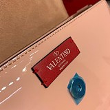 争奪戦ヴァレンティノ ショルダーバッグ 偽物 Vロゴ SUPERVEE レザー クロスボディバッグ Vug45595