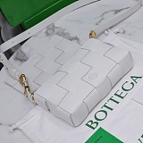 大人気!!新色ボッテガヴェネタ カセット 偽物 クロスボディバッグ boy59135