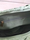 目を惹くカラーボッテガヴェネタ パデッド ジョディ 偽物 青緑 boq24387