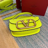 人気急上昇ヴァレンティノ ショルダーバッグ コピー Vロゴ SUPERVEE レザー クロスボディバッグ Vui87488