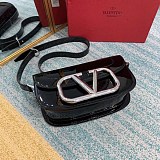 ヴァレンティノ ショルダーバッグ VEE レザー クロスボディバッグ Vup62946