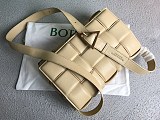 希少色ボッテガヴェネタ パデッド カセット コピー レザー製クロスボディバッグ boa26783