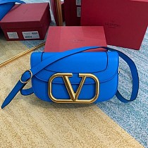 21-22AWヴァレンティノ ショルダーバッグ コピー Vロゴ SUPERVEE レザー クロスボディバッグ Vuw01126 21-22AWヴァレンティノ ショルダーバッグ コピー Vロゴ SUPERVEE レザー クロスボディバッグ Vuw01126