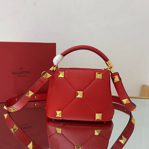 《大人気》ヴァレンティノ ハンドバッグ 偽物 ROMAN STUD QUILTED Vuj81781