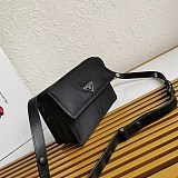 完売必至プラダ パッド入りフラップバッグ 偽物 Re-Nylon ジッパーポケット puk84432