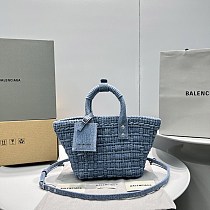 入手困難 バレンシアガ ビストロ XS 偽物 ストラップ付きバスケット 6713422109H4760 入手困難 バレンシアガ ビストロ XS 偽物 ストラップ付きバスケット 6713422109H4760