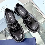 争奪戦♡プラダ モノリス 偽物 ブラッシュドレザー ローファー pud94724