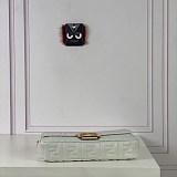 送料込フェンディ バゲット 偽物 FF エンボス バゲット レザーバッグ feu53381